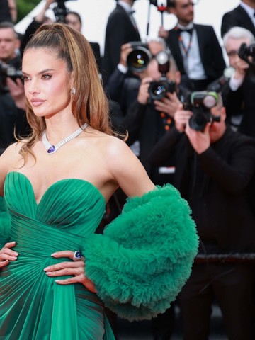 国际顶级超模亚历桑德拉·安布罗休（Alessandra Ambrosio） 佩戴 Pomellato宝曼兰朵全新高级珠宝系列亮相第78届戛纳电影节