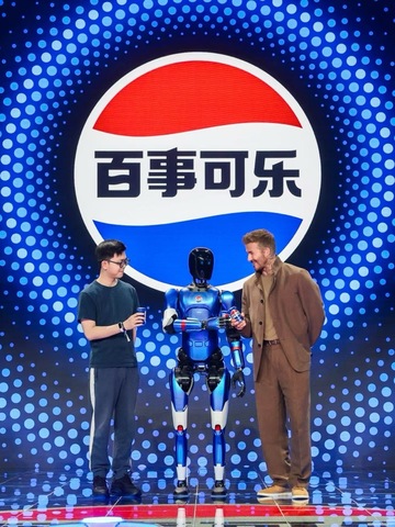 百事可乐发布品牌首个人形机器人“百事蓝宝” 与大卫·贝克汉姆共同点燃未来渴望