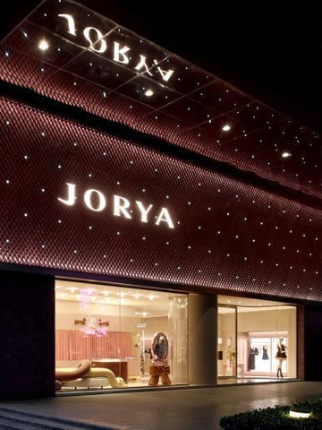 JORYA 全球首家旗舰店暨 RosyDoedian联名快闪店启幕 赵露思携萌宠演绎仲夏美学新章