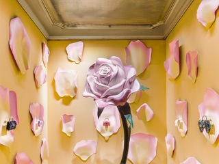 ROGER VIVIER 携手 Lesaġe 刺绣坊倾献 LA ROSE VIVIER PIÈCE UNIQUE 高定系列