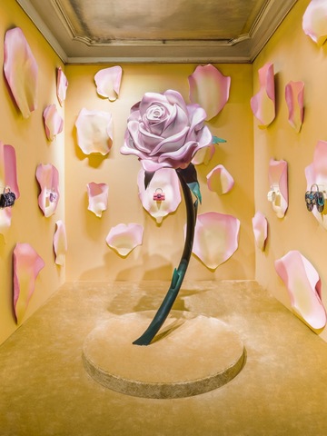 ROGER VIVIER 携手 Lesaġe 刺绣坊倾献 LA ROSE VIVIER PIÈCE UNIQUE 高定系列