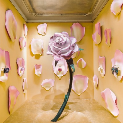 ROGER VIVIER 携手 Lesaġe 刺绣坊倾献 LA ROSE VIVIER PIÈCE UNIQUE 高定系列