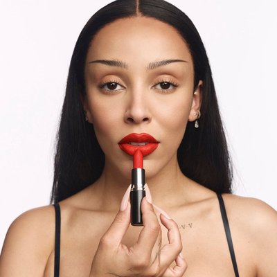 Doja Cat 加入 M · A · C 魅可共同重塑美学边界