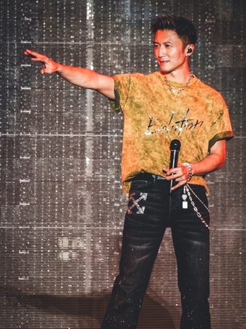 Off-White™ 首次为亚洲男艺人打造演唱会专属服饰 于谢霆锋 Evolution Nic Live 2025 广州站耀目登场