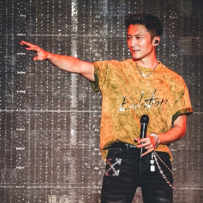 Off-White™ 首次为亚洲男艺人打造演唱会专属服饰 于谢霆锋 Evolution Nic Live 2025 广州站耀目登场