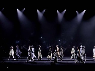 正午悖论：TUYUE涂月SS26的存在练习与静默显化 光最盛时，言语便失去了立足之地。