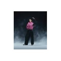 Karina演绎NIKE SPORTSWEAR全新SWOOSH PUFFER，诠释冬日自在型动