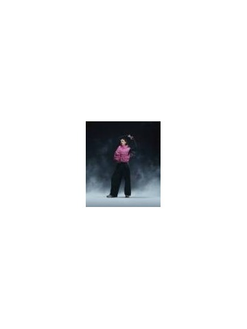 Karina演绎NIKE SPORTSWEAR全新SWOOSH PUFFER，诠释冬日自在型动
