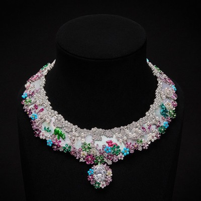 迪奥 DIOREXQUIS 高级珠宝系列 FORÊT NACRÉE 项链于摩纳哥荣膺高级珠宝大奖“至臻工艺奖”