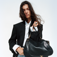 光影织就优雅：CELINE 2026春季广告第二辑，定格手袋与丝巾之美