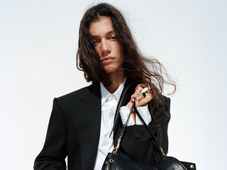 光影织就优雅：CELINE 2026春季广告第二辑，定格手袋与丝巾之美