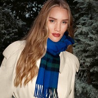 Burberry 风采呈献 2025 全新广告大片《佳节「骑」遇》，以温情洋溢的星光盛宴开启节日序章