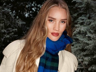 Burberry 风采呈献 2025 全新广告大片《佳节「骑」遇》，以温情洋溢的星光盛宴开启节日序章