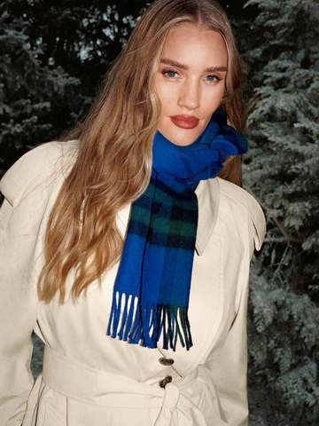 Burberry 风采呈献 2025 全新广告大片《佳节「骑」遇》，以温情洋溢的星光盛宴开启节日序章