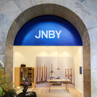 JNBY携手艺术家喻红，共同亮相第十三届ART021，以各自的瞬间，寻找不同的自我