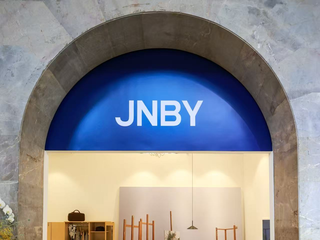 JNBY携手艺术家喻红，共同亮相第十三届ART021，以各自的瞬间，寻找不同的自我