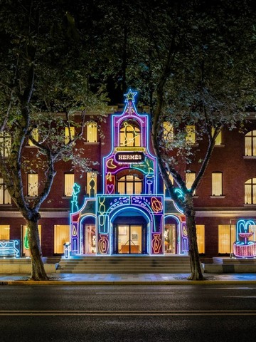 爱马仕诚邀法国艺术家 Delphine Dénéréaz 女士 为上海“爱马仕之家”打造冬季主题橱窗