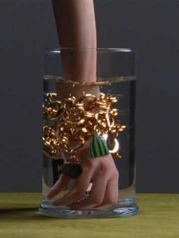 Celine以全新广告大片礼赞2025节日季，聚焦玲琅满目的Celine Charms挂饰系列