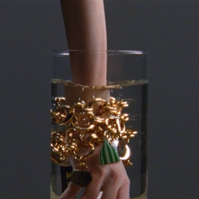 Celine以全新广告大片礼赞2025节日季，聚焦玲琅满目的Celine Charms挂饰系列