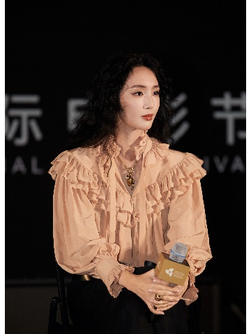 王紫璇身着 CHLOÉ 出席海南岛国际电影节《我是全世界最幸福的宝贝》映后礼