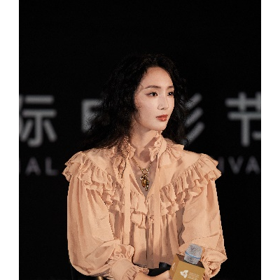 王紫璇身着 CHLOÉ 出席海南岛国际电影节《我是全世界最幸福的宝贝》映后礼