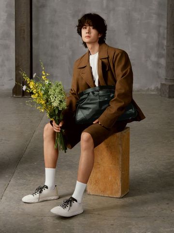 Jimmy Choo 全球品牌代言人王一博演绎全新BAR HOLDALL系列手袋