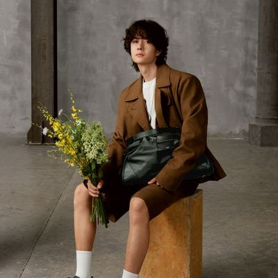 Jimmy Choo 全球品牌代言人王一博演绎全新BAR HOLDALL系列手袋