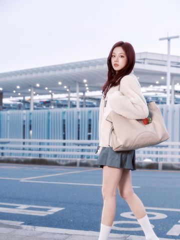 品牌手袋及鞋履系列代言人宋雨琦现身仁川机场  启程纽约TORY BURCH 2026秋冬系列时装秀