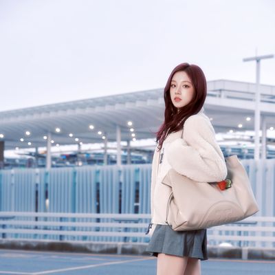 品牌手袋及鞋履系列代言人宋雨琦现身仁川机场  启程纽约TORY BURCH 2026秋冬系列时装秀