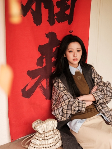 LOEWE罗意威演绎新春系列包袋