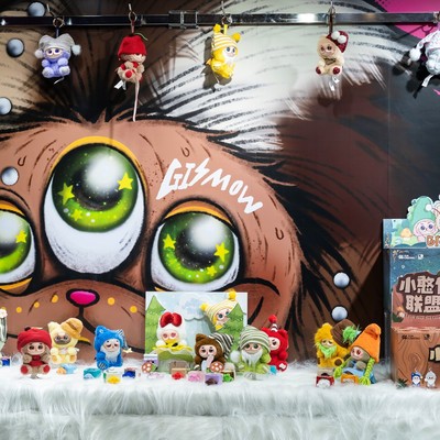 跨领域潮流共创！GISMOW 携马伯骞、马清运 登陆 2026 ComplexCon HK，重塑潮流边界 ——SOFUBI 材质跨界时装，奇幻治愈 IP 打造沉浸式潮流地标