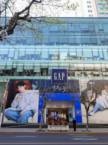 GAP 携手成毅释出2026春夏大片：走出这一刻