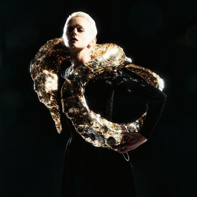 Dian Jin：从概念艺术到商业精准的多元时尚路径