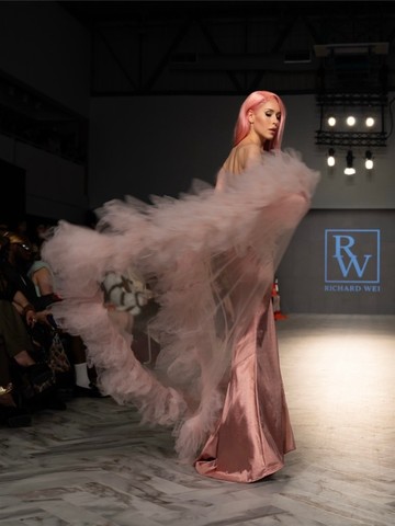 City Lights —— 华裔高定设计师 Richard Wei 于温哥华时装周 FW26 开幕秀发布新作