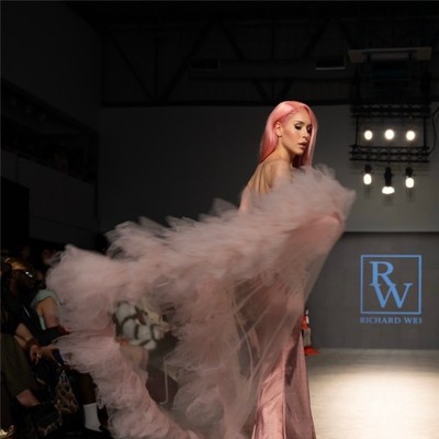 City Lights —— 华裔高定设计师 Richard Wei 于温哥华时装周 FW26 开幕秀发布新作