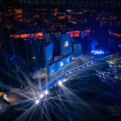 一封跨越山海的“时尚家书”：七匹狼梧林大秀解码中国男装的高级感