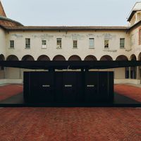 古驰呈现由DEMNA策划的《GUCCI MEMORIA》展览 2026年米兰设计周外围展期间于圣辛普利齐亚诺回廊（Chiostri di San Simpliciano）启幕