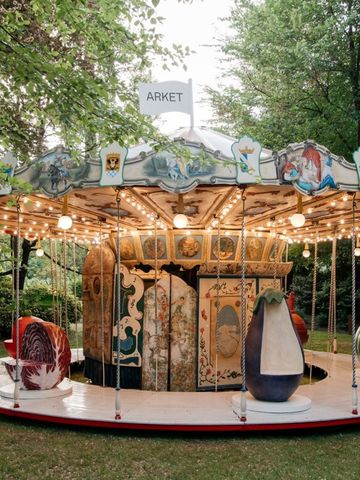 ARKET携手Laila Gohar亮相米兰设计周，趣味解构旋转木马