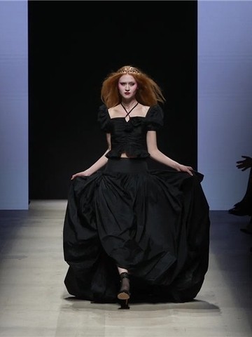 永恒暗黑格调：Moscow Fashion Week莫斯科时装周上的黑色系穿搭