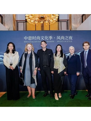 【中意时尚文化季·风尚之夜】华美绽放外滩18号 云旗创意致敬“丝路”东西时尚交流