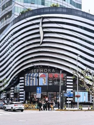 丝芙兰「玩妆里」亮相上海向阳旗舰店