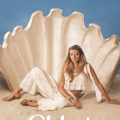 CHLOÉ发布 “CHLOÉ À LA PLAGE系列”: 由APPLE MARTIN 演绎夏日篇章