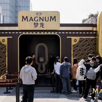 王嘉尔空降杭州湖滨in77，与梦龙共筑限时“金色幻境”