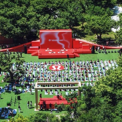 Lululemon品牌大使朱一龙与千位瑜伽爱好者共赴长城之约