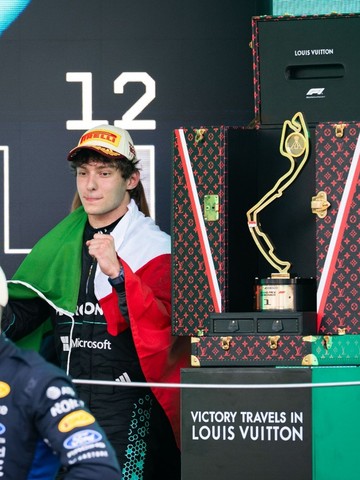Kimi Antonelli斩获2026 F1® 路易威登摩纳哥大奖赛桂冠 品牌代言人郑浩妍于发车仪式前开启路易威登奖杯箱并揭晓赛事奖杯
