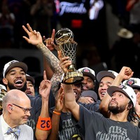 蒂芙尼祝贺纽约尼克斯队赢得NBA总决赛冠军 荣获拉里·奥布莱恩奖杯