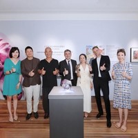 莱俪携手方力钧十年之约启幕《打哈欠2.0的光之对话》跨界联名作品上海首发
