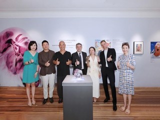 莱俪携手方力钧十年之约启幕《打哈欠2.0的光之对话》跨界联名作品上海首发