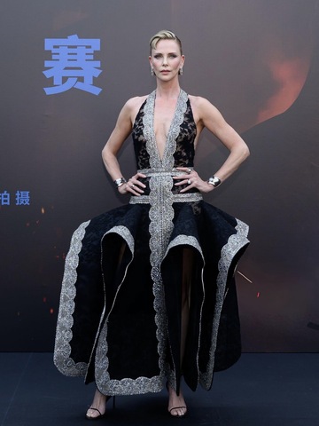Charlize Theron 查理兹·塞隆佩戴Tiffany & Co. 蒂芙尼出席电影《奥德赛》北京首映礼