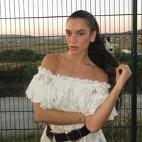 DUA LIPA身着CHLOÉ亮相 2026 SUNNY HILL 音乐节